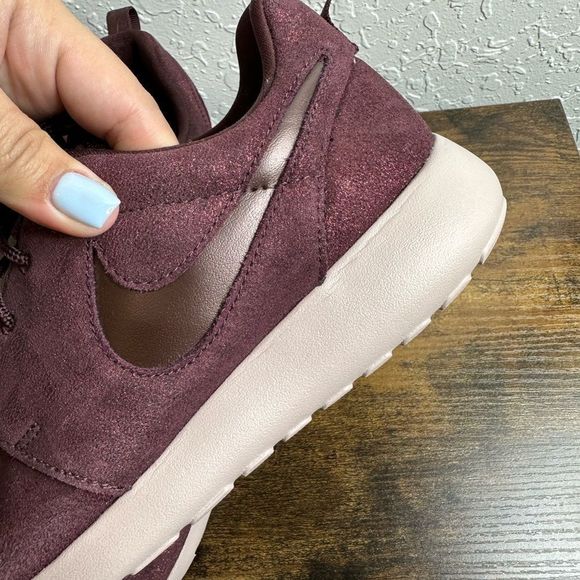 Nike Wmns Roshe One Premium Metallic Mahogany Size 9 - Picture 4 of 9